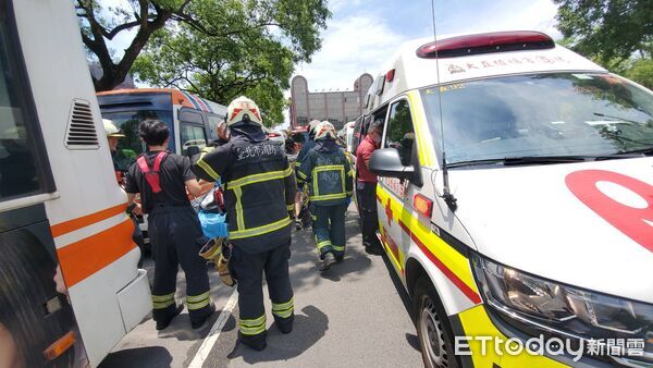 ▲▼ 士林公車與小巴士發生追撞，共8人受傷送醫。（圖／記者黃彥傑攝，下同）