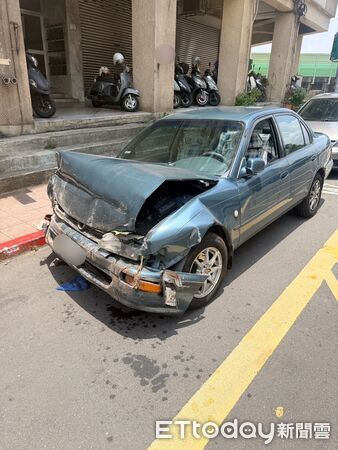 ▲吳姓老翁疑操作失誤駕車衝撞民宅，車頭和住宅嚴重毀損。（圖／記者張君豪翻攝）