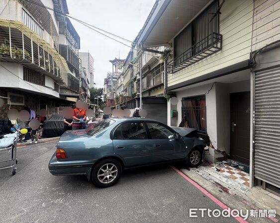 ▲吳姓老翁疑操作失誤駕車衝撞民宅，車頭和住宅嚴重毀損。（圖／記者張君豪翻攝）