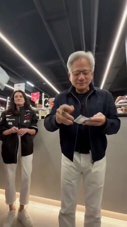 台灣粉絲笑喊黃仁勳「爸爸」，黃仁勳一邊簽名，女兒黃敏珊在後方笑而不語。（翻攝X）