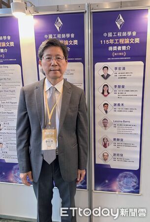 ▲▼花蓮慈院院長室總顧問李宏滿醫師（右）在慶祝工程師節大會獲頒「工程論文獎」殊榮。（圖／慈濟醫學中心提供，下同）