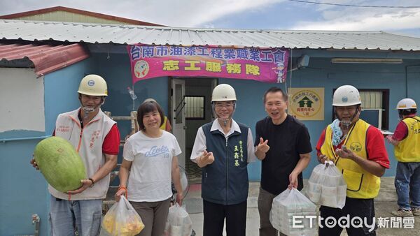▲台南市政府勞工局結合做工行善團及工會志工，協助官田區93歲弱勢長者完成住家修繕。（記者林東良翻攝，下同）