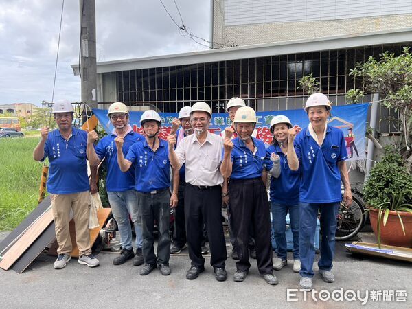 ▲台南市政府勞工局結合做工行善團及工會志工，協助官田區93歲弱勢長者完成住家修繕。（記者林東良翻攝，下同）