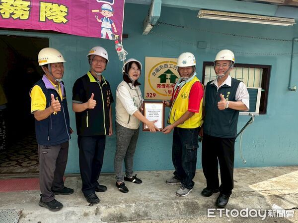 ▲台南市政府勞工局結合做工行善團及工會志工，協助官田區93歲弱勢長者完成住家修繕。（記者林東良翻攝，下同）