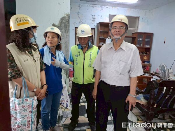 ▲台南市政府勞工局結合做工行善團及工會志工，協助官田區93歲弱勢長者完成住家修繕。（記者林東良翻攝，下同）