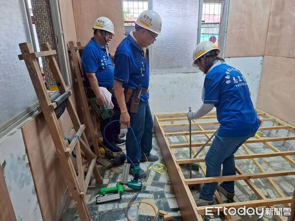 ▲台南市政府勞工局結合做工行善團及工會志工，協助官田區93歲弱勢長者完成住家修繕。（記者林東良翻攝，下同）