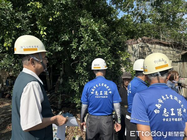 ▲台南市政府勞工局結合做工行善團及工會志工，協助官田區93歲弱勢長者完成住家修繕。（記者林東良翻攝，下同）