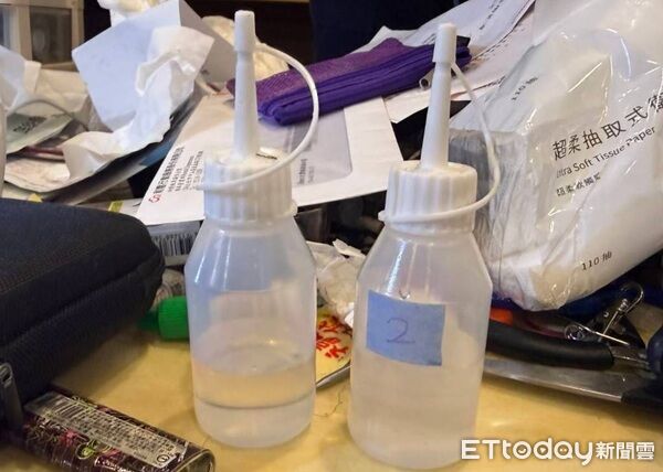 ▲▼警方一查桌面擺放毒品及相關器具，立即將張男逮捕及查扣相關證物。（圖／桃園警分局提供）