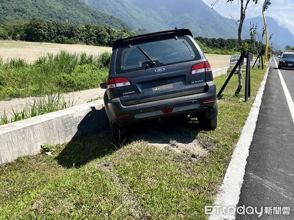 ▲▼姜姓男子日前下午駕駛休旅車在花蓮縣新城鄉七星灣大道失控撞上路旁設施，卻拆掉大牌逃逸。（圖／民眾提供，下同）