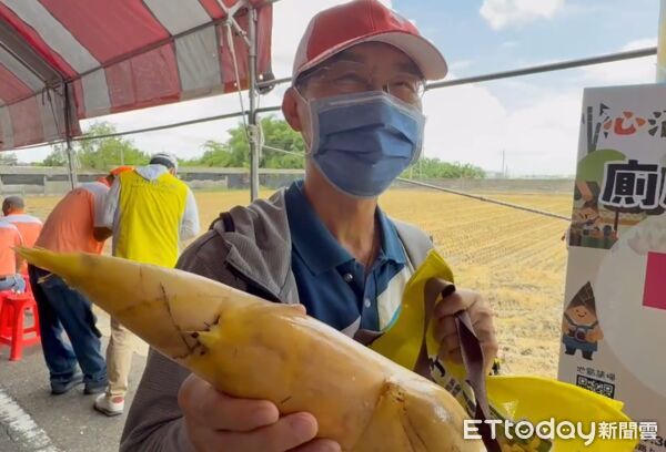 ▲斗南竹筍節推出限量500支、每支9元竹筍特賣，吸引大批民眾排隊搶購。（圖／記者游瓊華翻攝）