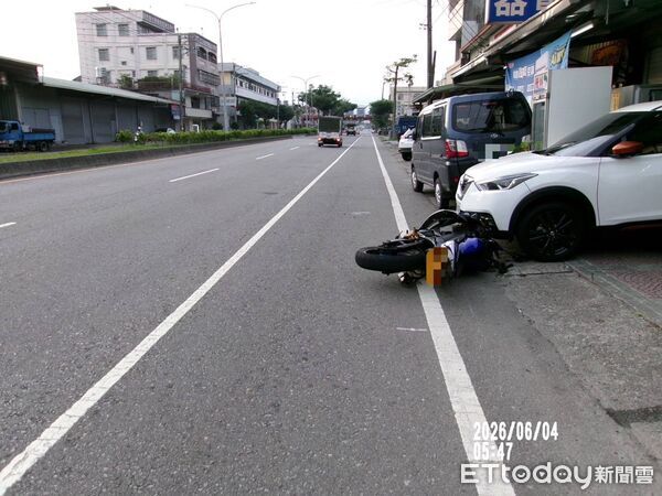 ▲▼       台中驚險車禍...騎士撞到狗人車飛離再撞上騎樓轎車 黑狗肇事逃逸      。（圖／記者游瓊華翻攝）