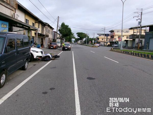 ▲▼       台中驚險車禍...騎士撞到狗人車飛離再撞上騎樓轎車 黑狗肇事逃逸      。（圖／記者游瓊華翻攝）