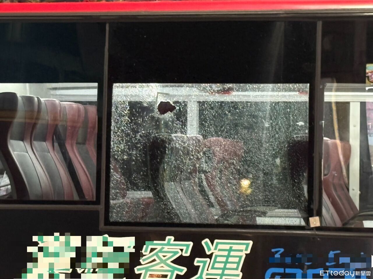 高雄公車傳爆炸聲!兩側車窗遭貫穿碎裂 3乘客嚇壞⋯警急緝兇