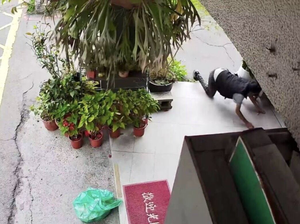 台中早餐店愛心箱「3個月被偷5次」 業者怒PO惡賊匍匐犯案畫面