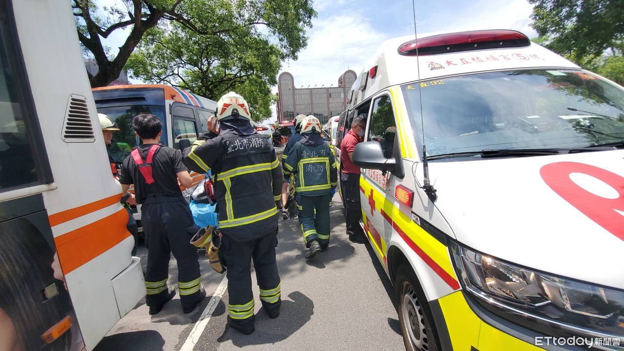 仰德大道小巴追撞公車畫面曝!8人送醫 啟動大量傷患應變機制