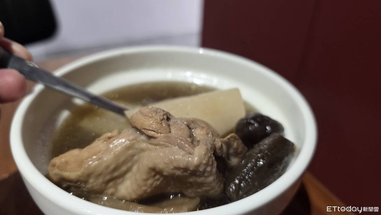 打破傳統台味!男饕廚房「鐵板香煎x極致燉湯」復刻台式阿嬤味