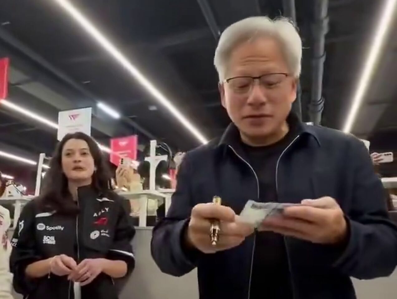 黃仁勳訪韓遇台粉狂喊「爸爸」! 正牌女兒目睹全程反應曝光