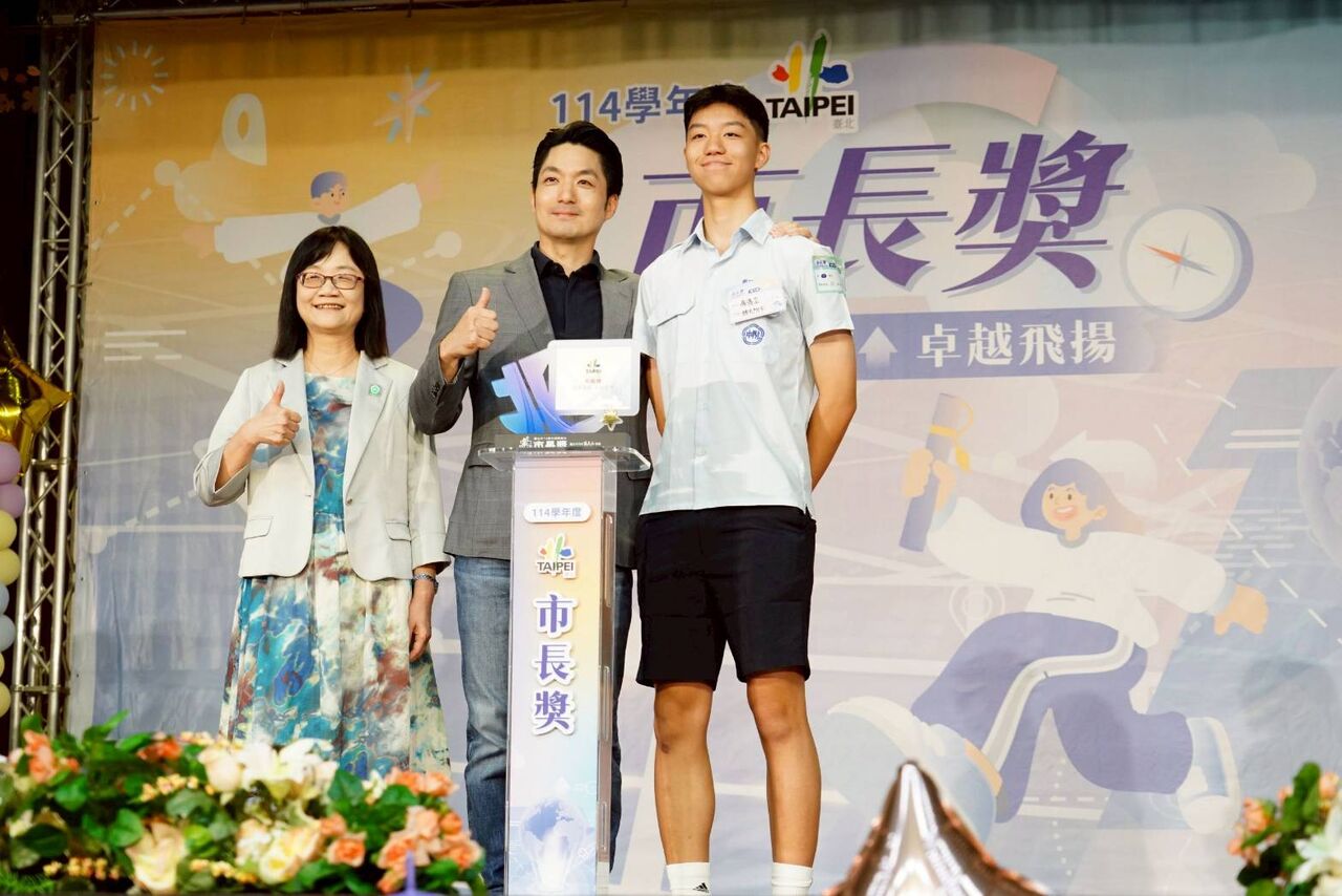 親頒市長獎給大寶蔣得立! 蔣萬安興奮擁抱、俏皮玩自拍
