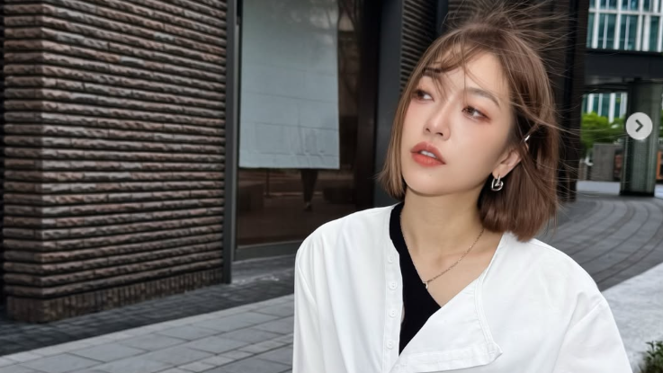 外面下大雨了！貝童彤「沒帶傘卻慢慢走」原因超無奈：不是不在乎