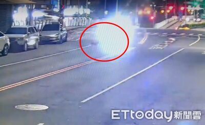 高雄小黃狗突竄出！遭機車撞輾「肚破腸流」亡　2男慘摔送醫