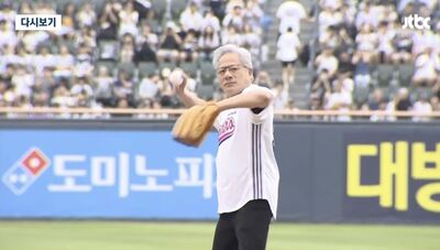 黃仁勳KBO開球穿「93號球衣」藏涵義　場邊神救援超溫馨