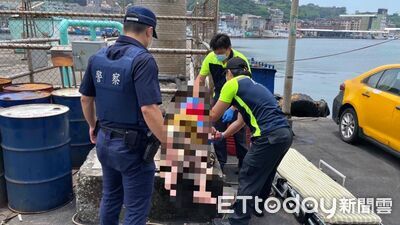 基隆翁疑中暑倒臥鐵製平台　警消接力救援送醫脫險