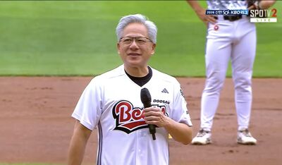 黃仁勳穿93號現身韓職開球！豪訂113份炸雞　嗨喊炸雞配啤酒最棒