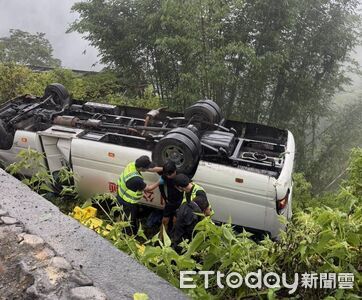 合歡山中巴「衝出邊坡翻覆」！菲籍團16人傷　iPhone自動通報救援