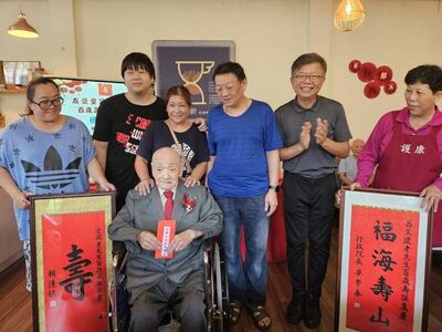 桃園榮家呂文建伯伯慶百歲　賴總統送壽匾