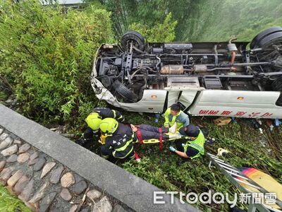 合歡山中巴翻覆釀16傷！司機無照「97張罰單沒繳」　金額高達66萬