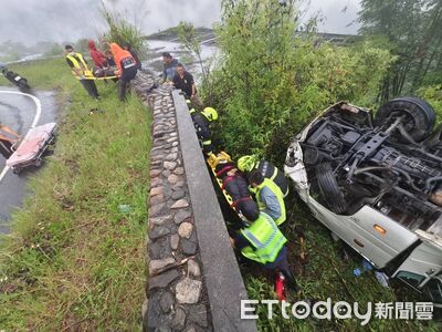 合歡山中巴衝出邊坡翻覆！菲籍團16人傷　駕駛竟無營大客執照
