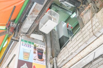 五分埔「垂吊手搖」隱身民宅二樓！出餐找零全靠升降機