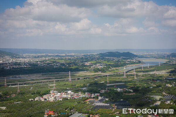 ▲▼薰衣草南投九九峰園區，九九峰氦氣球。（圖／記者蔡玟君攝）