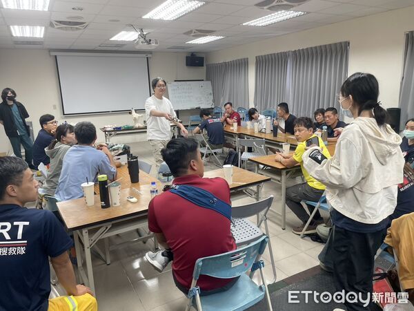 ▲台南市消防局特種搜救隊辦理搜救犬醫療訓練，強化領犬員及特搜人員K9緊急醫療處置能力。（記者林東良翻攝，下同）