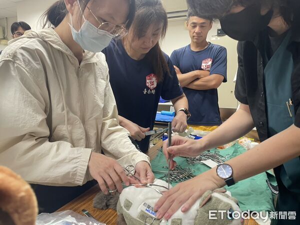 ▲台南市消防局特種搜救隊辦理搜救犬醫療訓練，強化領犬員及特搜人員K9緊急醫療處置能力。（記者林東良翻攝，下同）