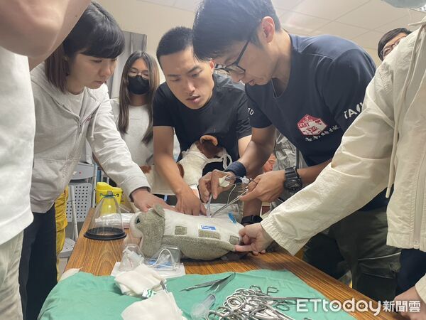 ▲台南市消防局特種搜救隊辦理搜救犬醫療訓練，強化領犬員及特搜人員K9緊急醫療處置能力。（記者林東良翻攝，下同）