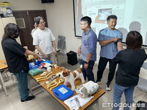 ▲台南市消防局特種搜救隊辦理搜救犬醫療訓練，強化領犬員及特搜人員K9緊急醫療處置能力。（記者林東良翻攝，下同）