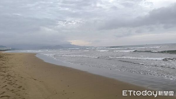 ▲新北福隆海水浴場7日傍晚發生溺水意外，一名俄籍男子送醫搶救不治。（圖／記者郭世賢翻攝）