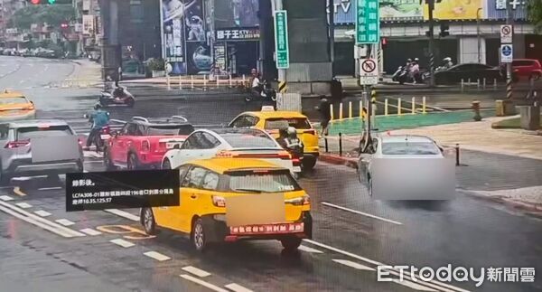 ▲70多歲駕駛林男行經北市羅斯福路基隆路口時不明原因暴衝自撞燈桿並波及路旁行人。（圖／記者張君豪翻攝）