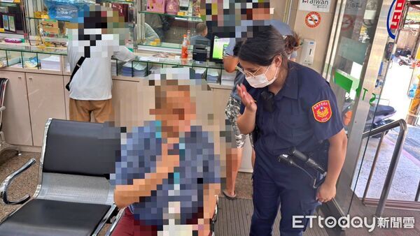 ▲基隆男郵局前徘徊街頭疑迷途 警憑證件找到家屬助返家。（圖／記者郭世賢翻攝）