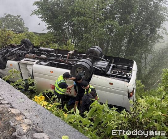▲菲國旅遊團包車下合歡山不幸翻落邊坡，靠智慧手錶與手機車禍偵測自動報案求救。（圖／記者高堂堯翻攝）