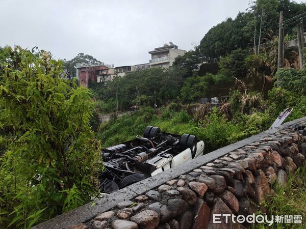 ▲菲國旅遊團包車下合歡山不幸翻落邊坡，靠智慧手錶與手機車禍偵測自動報案求救。（圖／記者高堂堯翻攝）