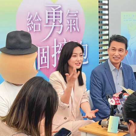 藝人趙小僑（左）透過送子鳥得女，與送子鳥院長（右）一起受訪。（翻攝送子鳥生殖中心臉書）