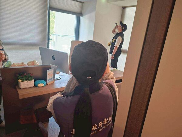 送子鳥台北院區診間天花板的偵煙器，被查出暗藏針孔偷拍設備。（台北市衛生局提供）
