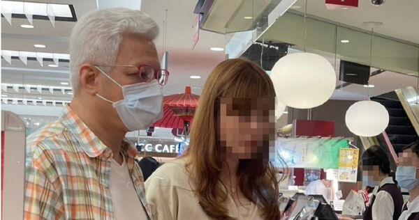 命理大師蔡上機被本刊讀者目擊，與一名長髮熟齡女性現身天母某百貨公司餐廳用餐。（圖／讀者提供）