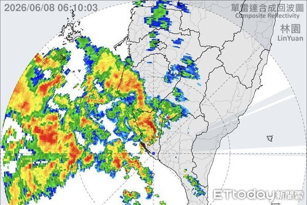 ▲▼「最強雨彈」今起狂炸！明後天最劇烈　高雄應變中心擴大三級開設 。（圖／記者賴文萱翻攝）