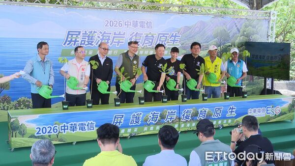 ▲中華電信前進屏東復育海岸林 戴資穎攜手植樹守護國土▼             。（圖／記者鄭遠龍攝）