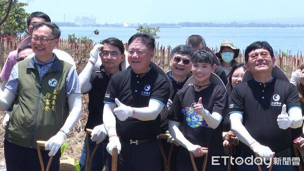 ▲中華電信前進屏東復育海岸林 戴資穎攜手植樹守護國土▼             。（圖／記者鄭遠龍攝）