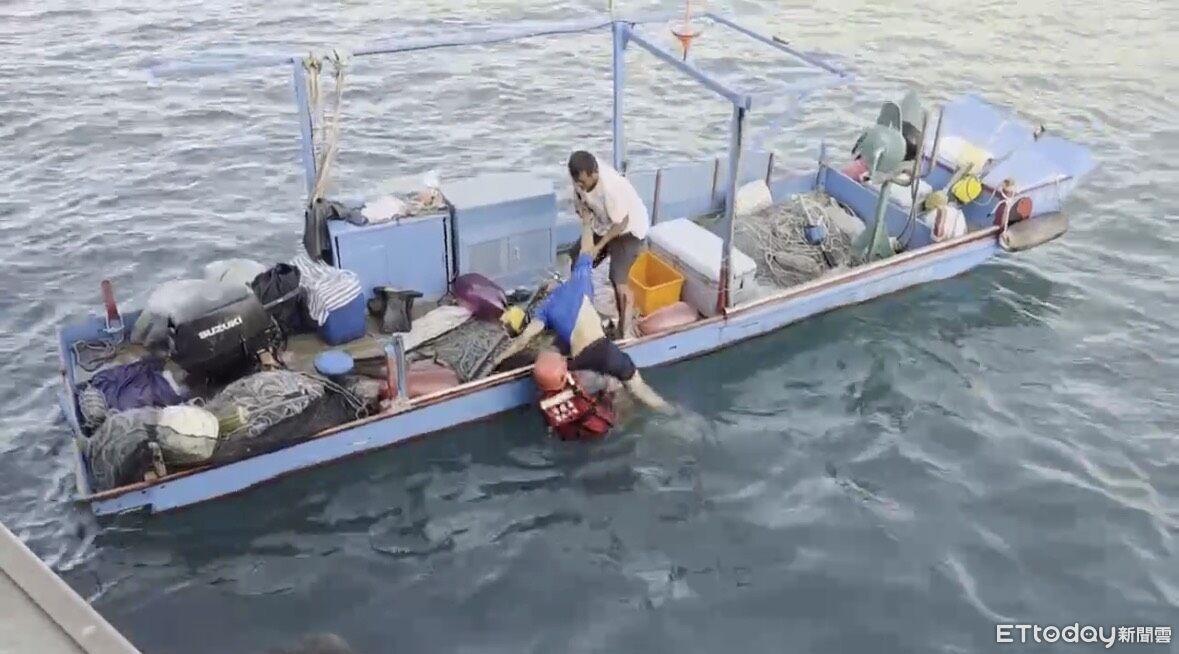 台東富岡港落海意外!男「趴伏海面」命危 海巡漁船聯手搶命