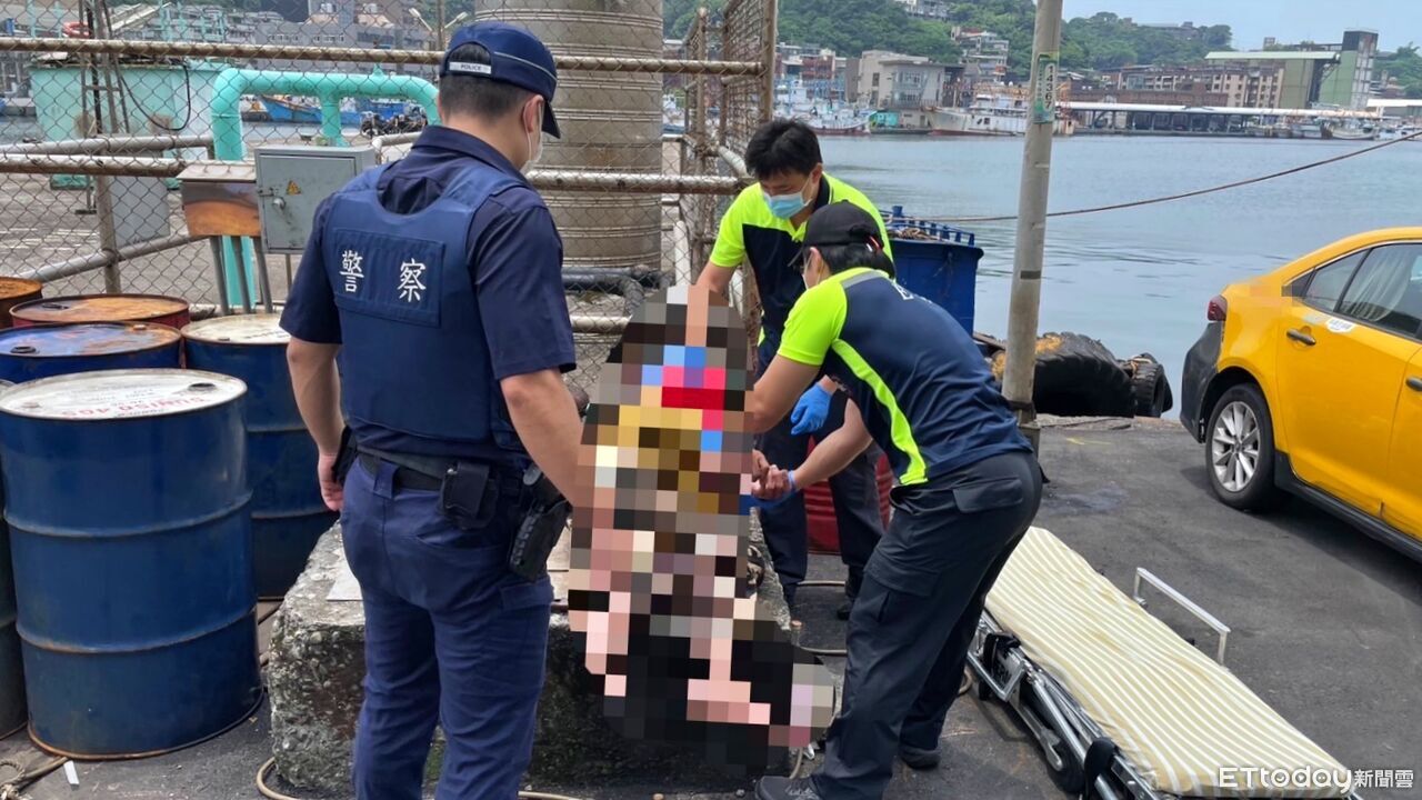 基隆翁疑中暑倒臥鐵製平台 警消接力救援送醫脫險